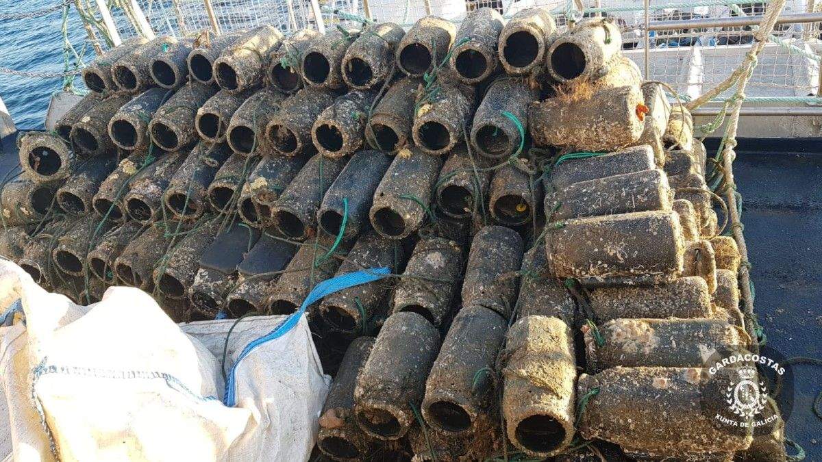 Cacharros para capturar pulpo requisados polos Gardacostas