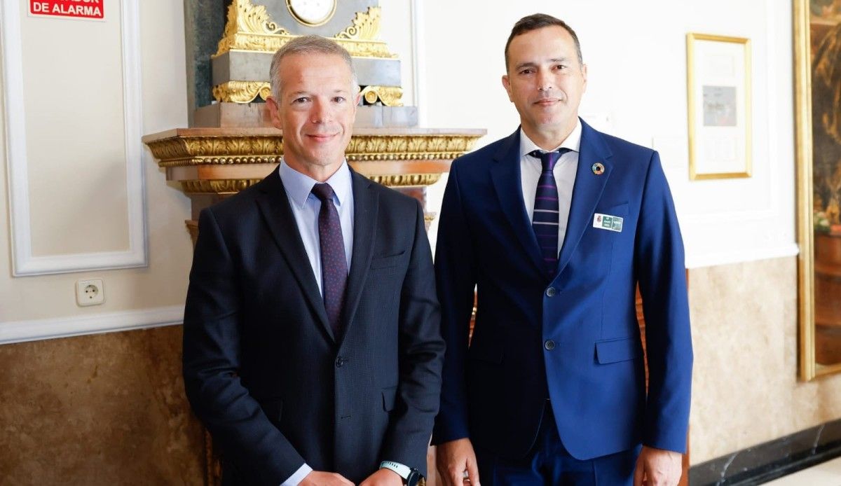 Ander Gil García, presidente do Senado, con Rafael Cotelo Pazos, coordinador de Extensión Universitaria e Actividades Culturais da UNED en Pontevedra no Antigo Salón de Sesións do Senado