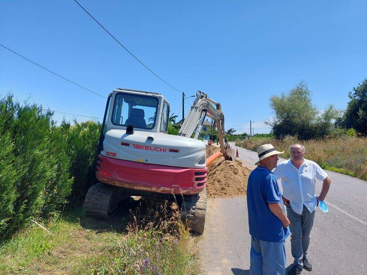 El alcalde de Moraña, Jose Cela, visita las obras de pavimentación de A Laxe