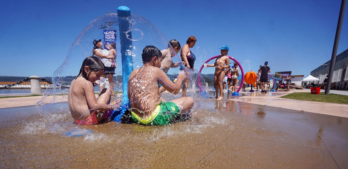 Dos niños en los juegos de agua del Paseo Antonio Blanco