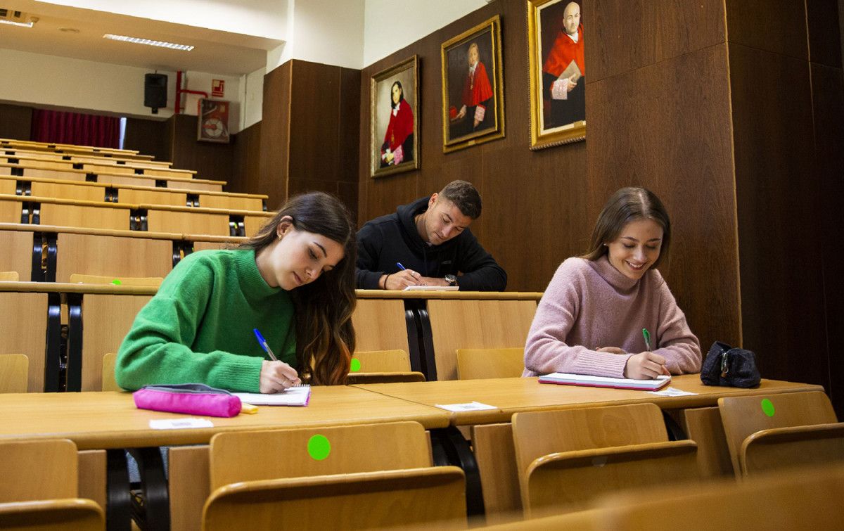 Estudantes universitarios da nova facultade de Dirección e Xestión Pública