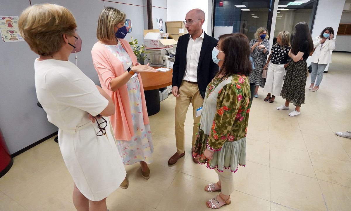 A conselleira de Política Social, Fabiola García, visita o local de cálea Cruz Vermella ao que se trasladará o Punto de Encontro Familiar