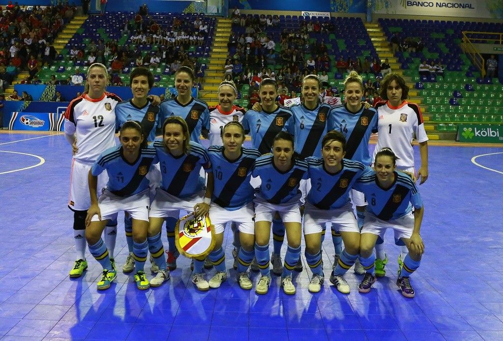 Silvia e Ceci (primeras por la izquierda) en el partido inaugural del Mundial ante Costa Rica