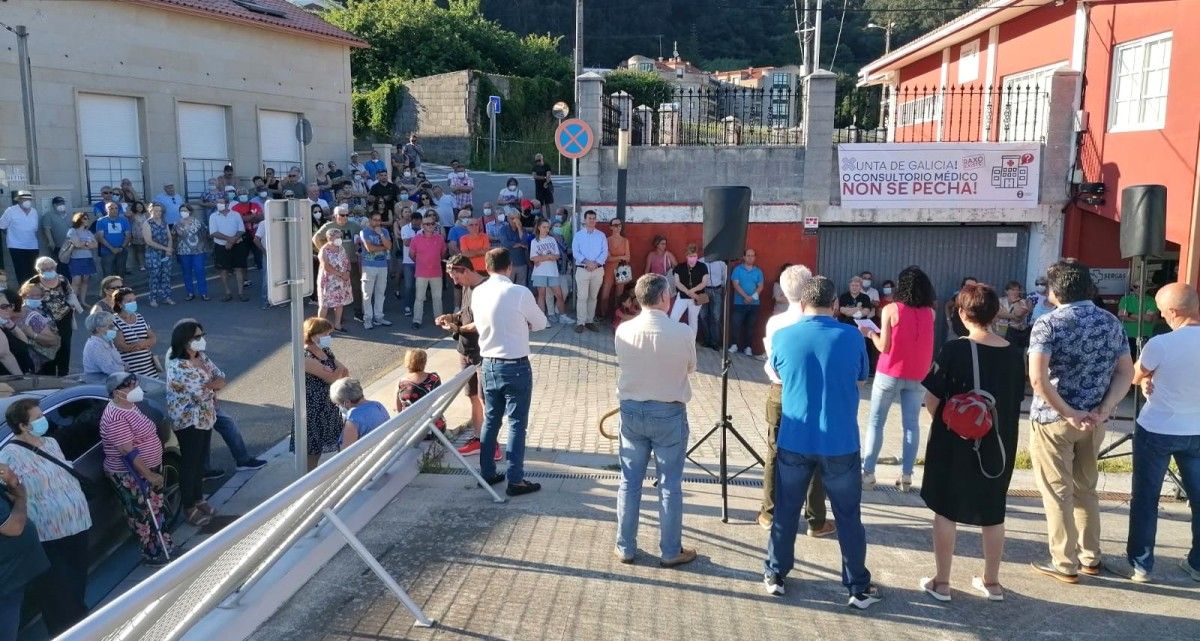 Concentración de protesta para demandar personal médico en el consultorio de Raxó