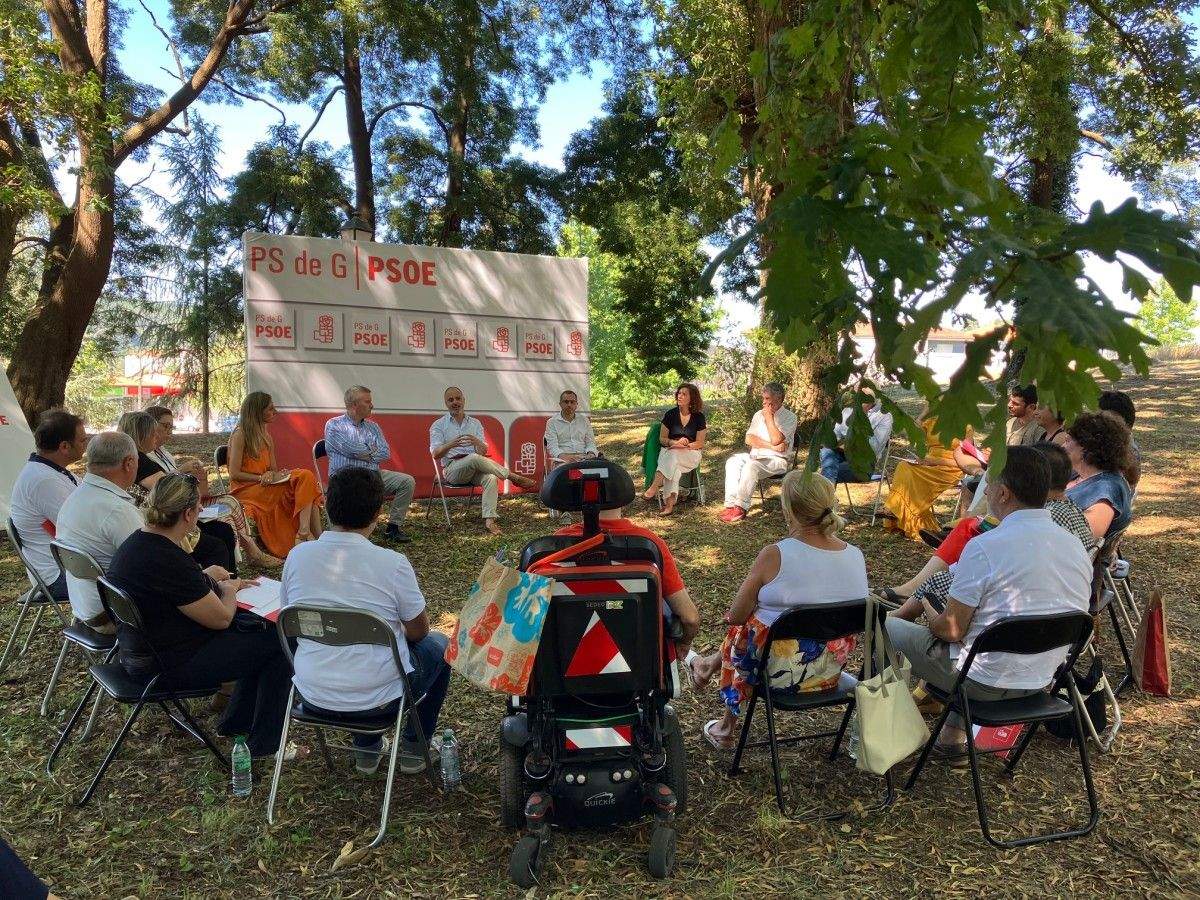 Reunión da executiva provincial do PSdeG nos xardíns da UNED en Pontevedra