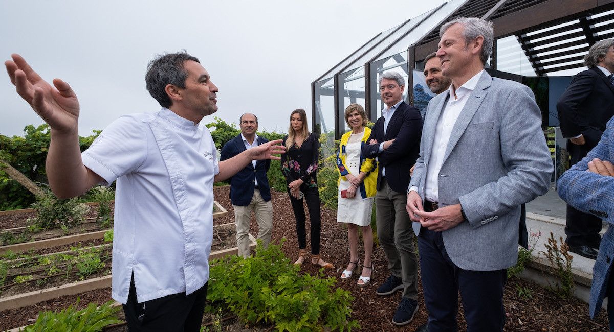 Visita de Alfonso Rueda á horta ecolóxica de Culler de Pau