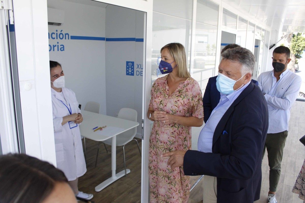 Fabiola García e Telmo Martín na unidade móbil de "Coidados porta a porta" 