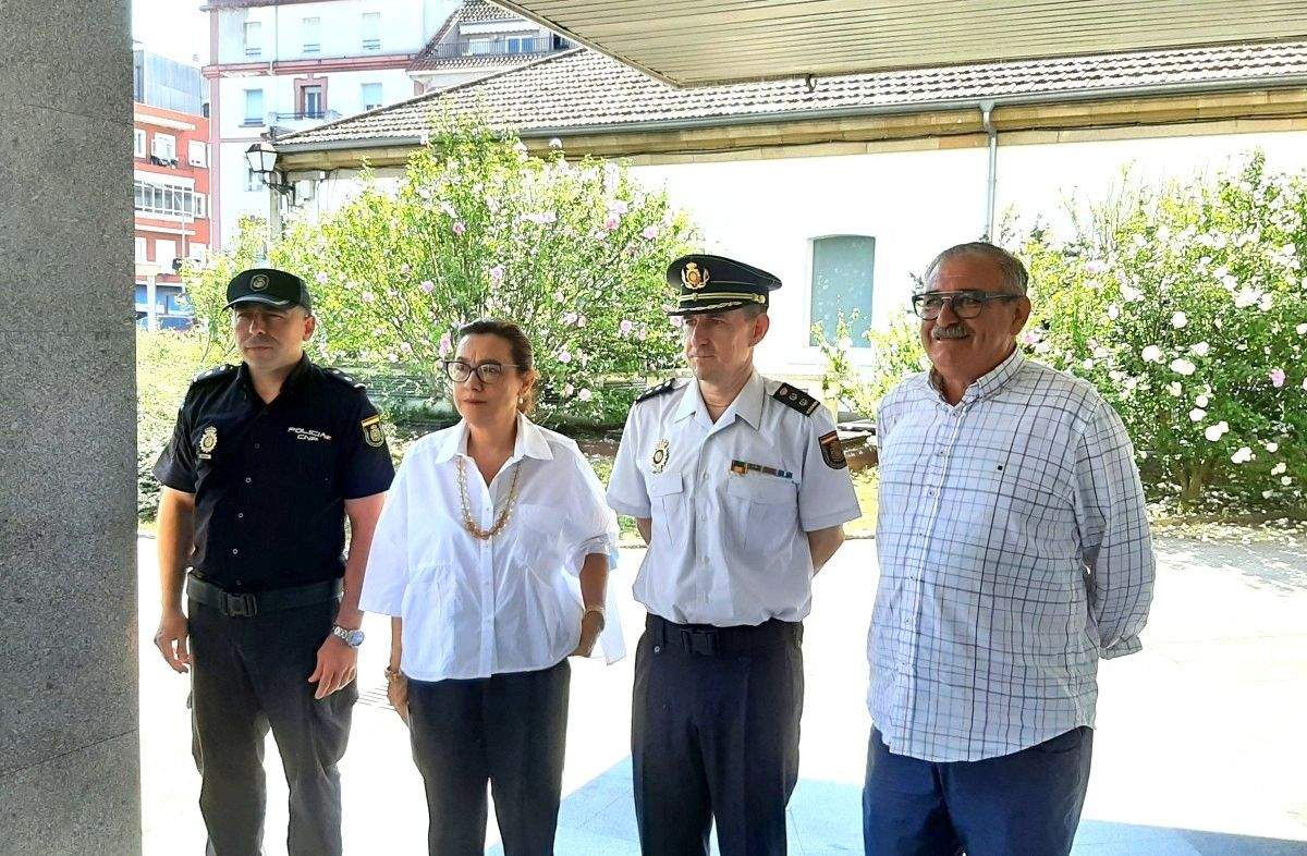 Visita de Maica Larriba a la Comisaría de Vilagarcía