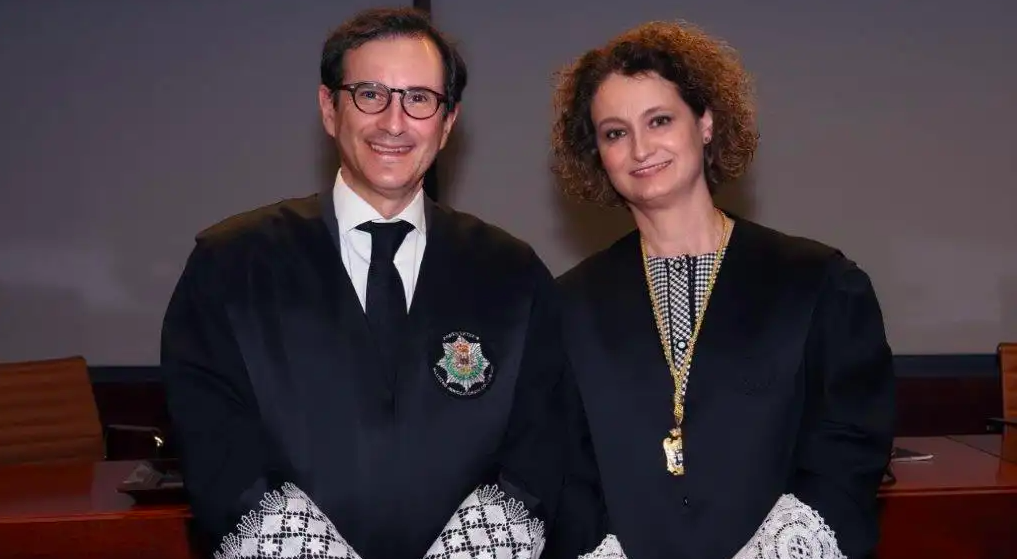 Ramón Jáudenes y Gema Rial, anterior y actual decana del Colegio de Abogados de Pontevedra