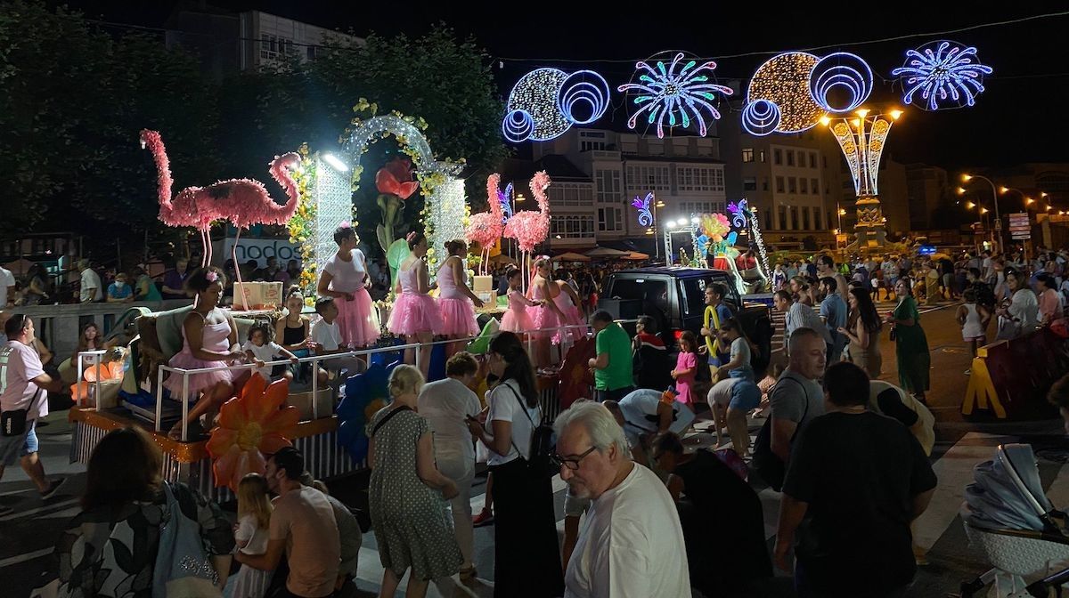Batalla de flores nocturna en las Festas do Carme