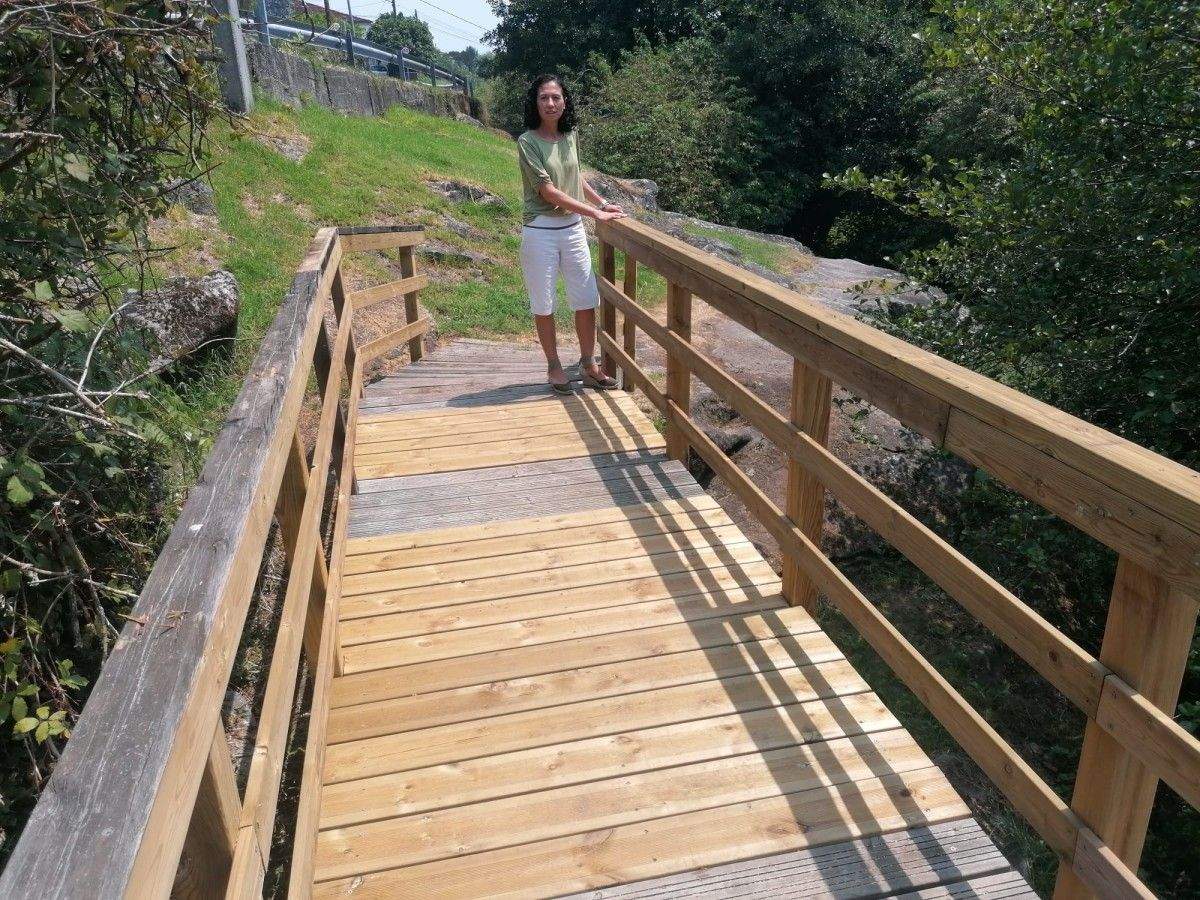 Pasarela de madera en la ruta de los molinos de Samieira