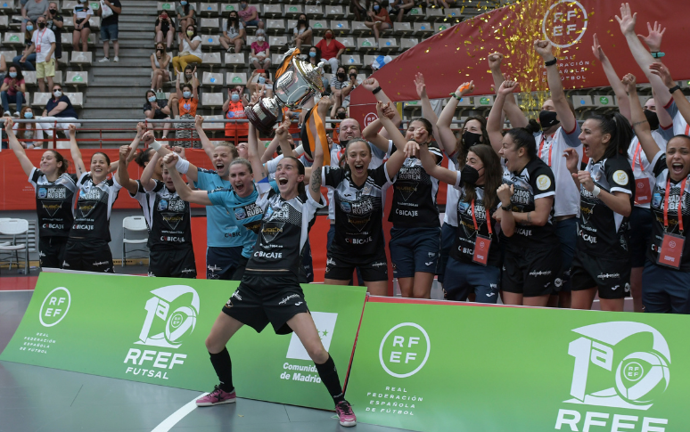 Lara Balseiro, levantando o título de liga 20/21 co Burela