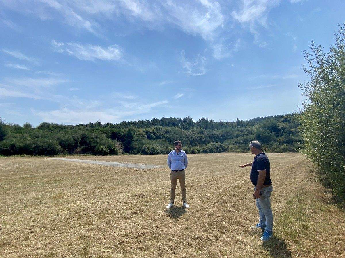 Pablo González visita os terreos onde se vai construír o campo de fútbol de Salcedo