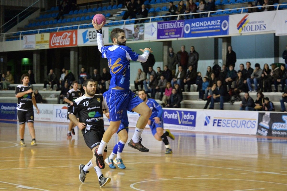 Acción de ataque de Edu Moledo no partido de liga ante o Zarautz
