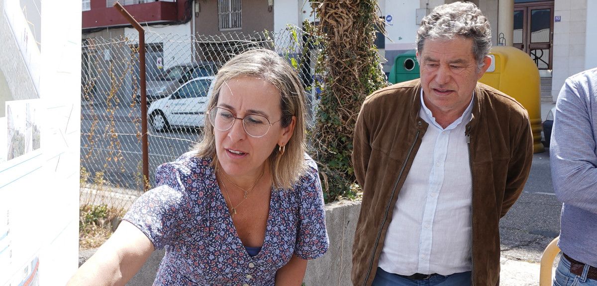 Ethel Vázquez y Miguel Anxo Fernández Lores, en la PO-546, la carretera vieja de Marín
