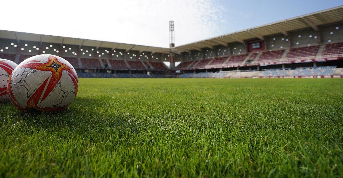 Un balón sobre el césped del estadio de Pasarón