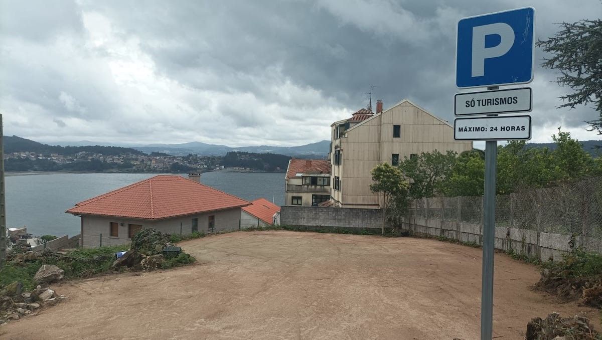 Aparcamento público no Camiño Real de Combarro
