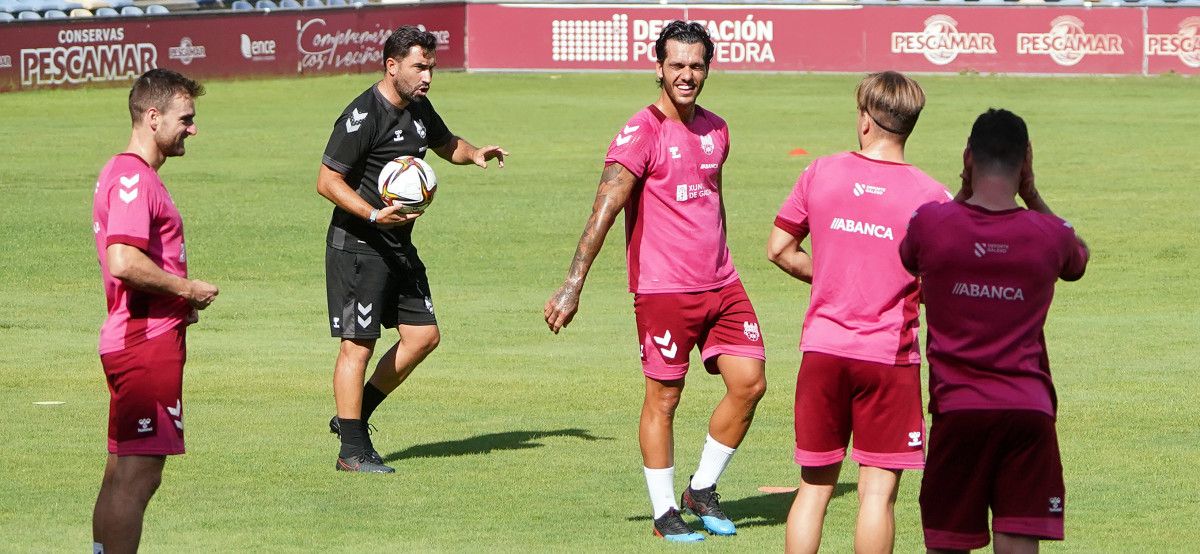 Antonio Fernández, en un entrenamiento del Pontevedra CF