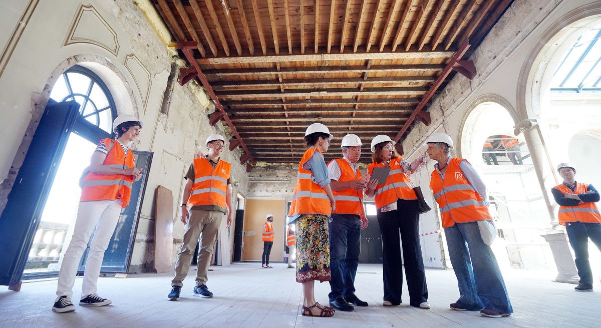 Lores, Anabel Gulías y los arquitectos do proyecto visitan la antigua Casa Consistorial