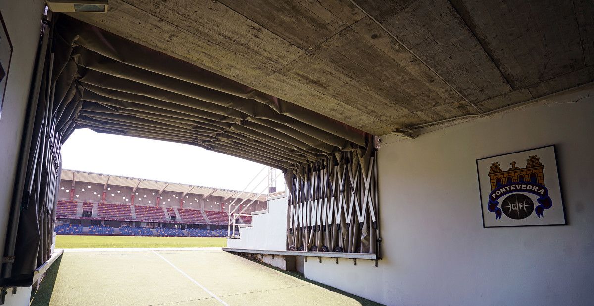 Salida del túnel de vestuarios del estadio de Pasarón