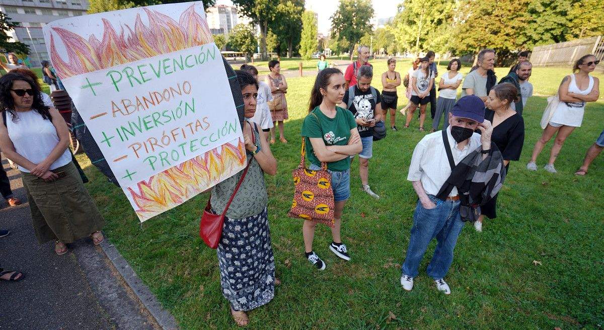 Concentración 'Lumes nunca máis' ante la sede de la Xunta en Campolongo