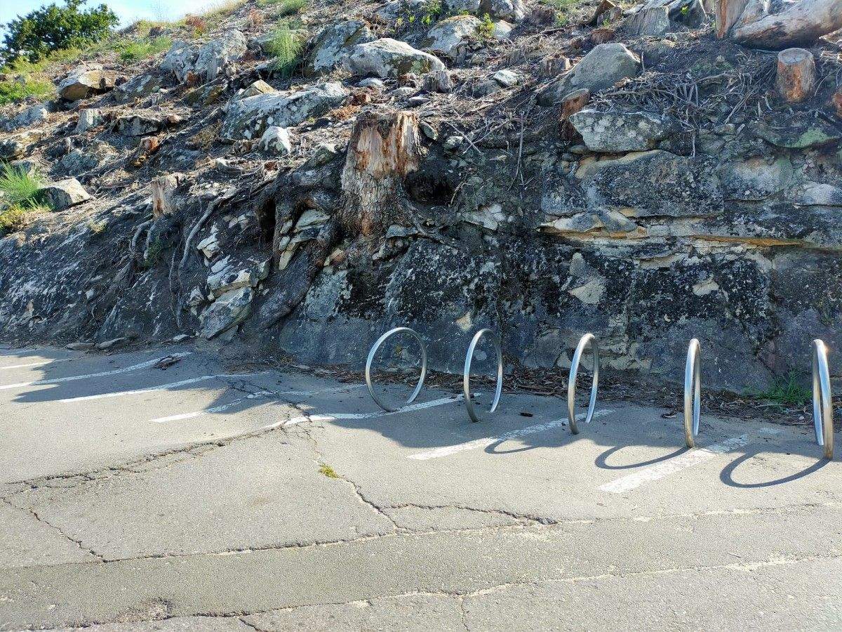 Estacionamento de motos en Mogor