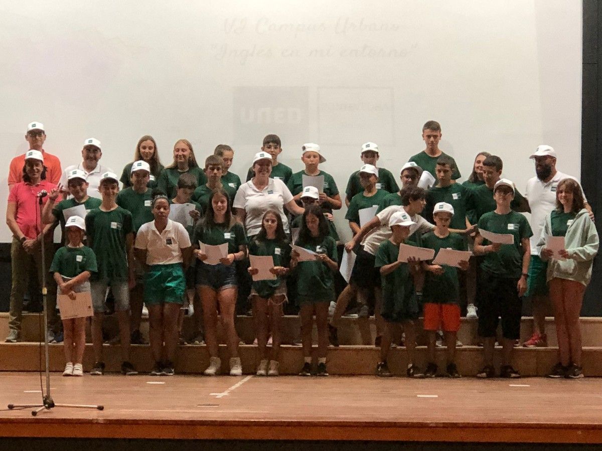 Nenos e nenas participantes no VI Campus de Inglés da UNED en Portas