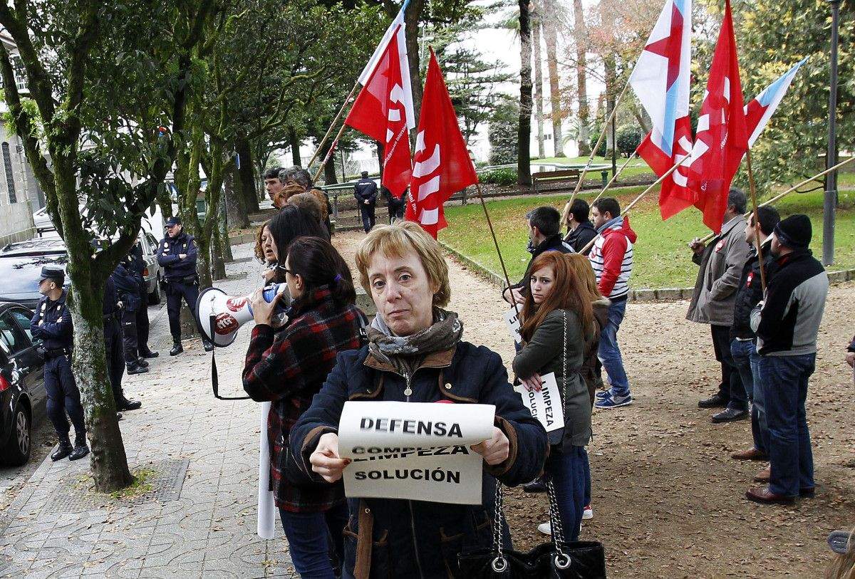Protesta de los trabajadores de Cleanet a las puertas de la Subdelegación de Defensa