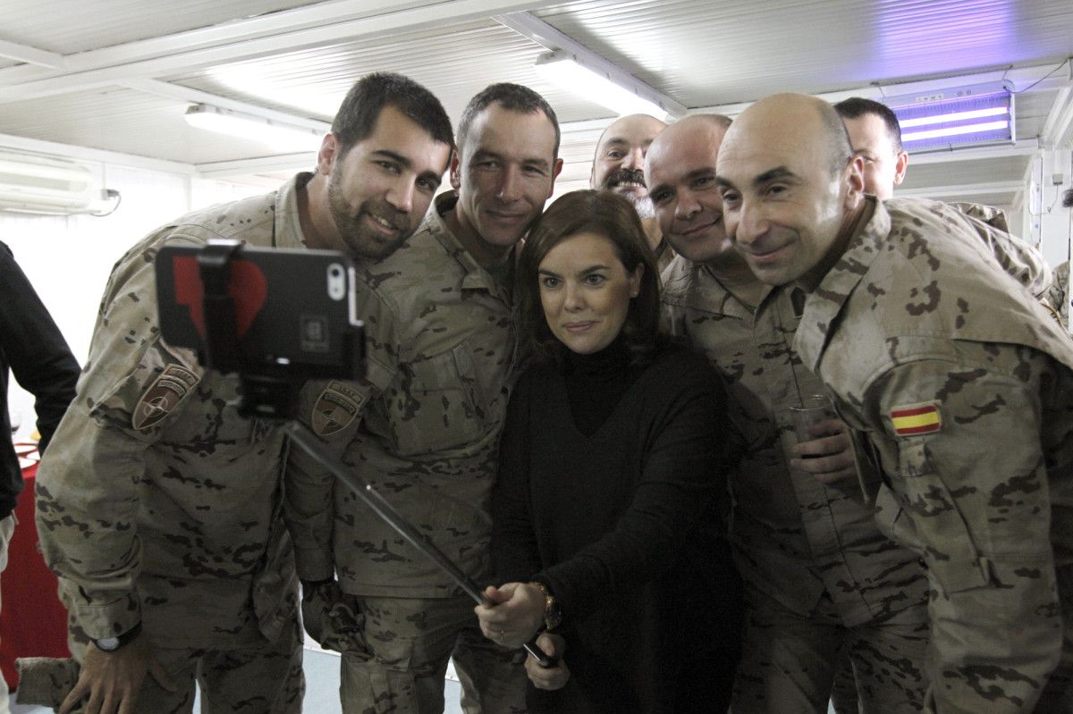 Soraya Saénz de Santamaría fai un selfie xunto a militares da Brilat en Afganistán