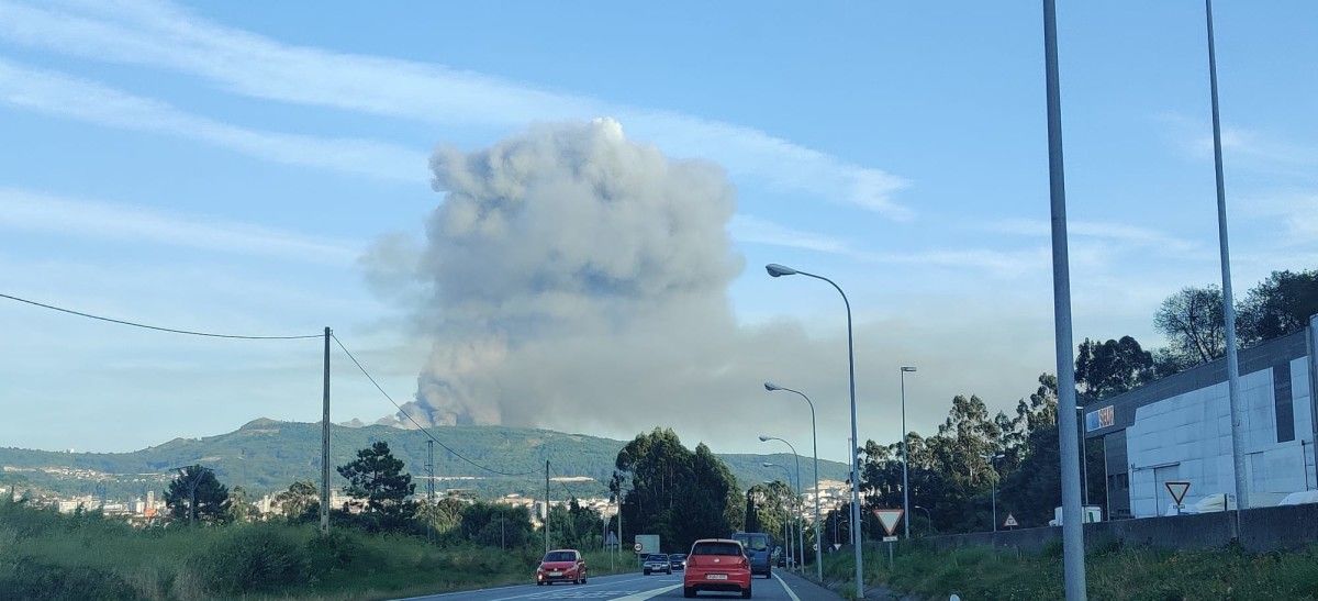 Incendio en el monte de A Fracha visto desde Pontevedra