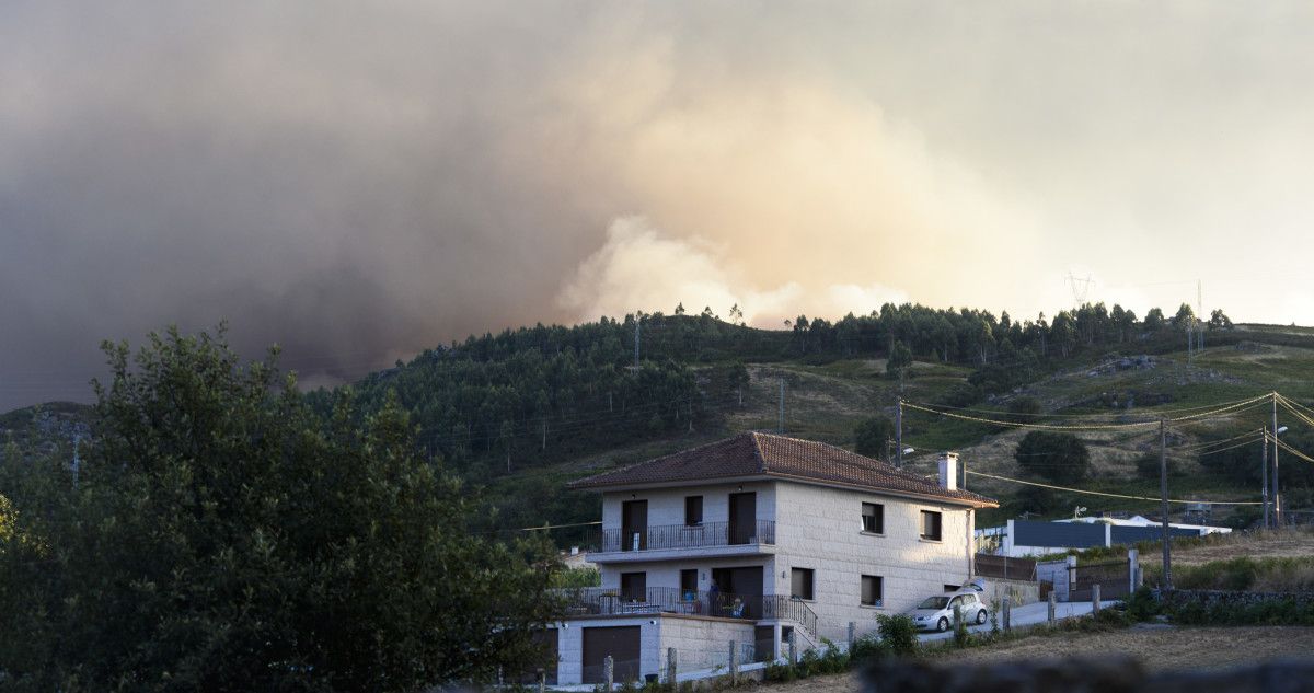 Incendio en el monte de A Fracha