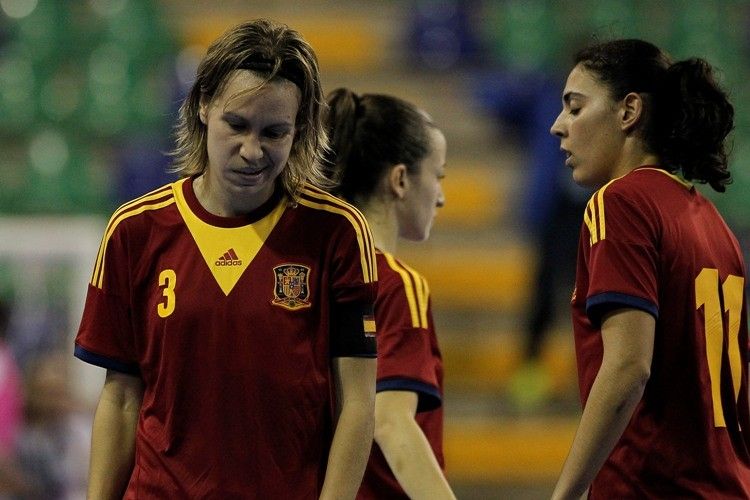 Ceci (derecha) tras perder la semifinal ante Portugal