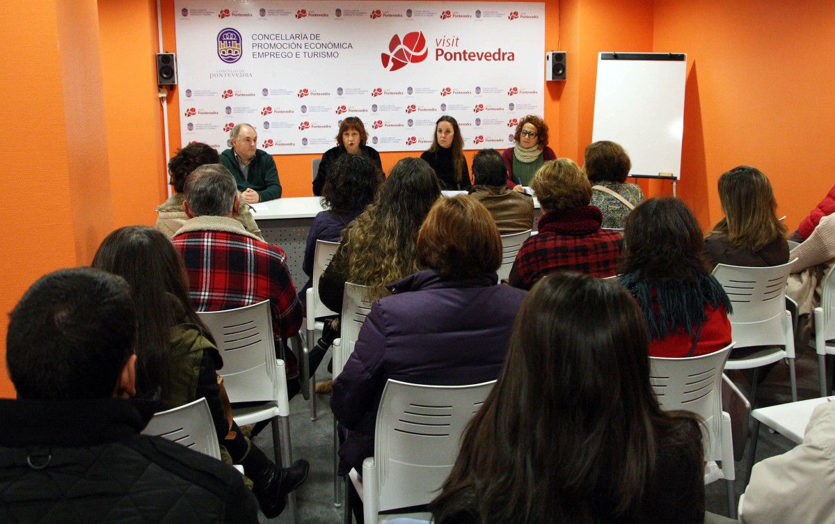Carlota Román dá a benvida aos bolseiros do Plan de Emprego municipal