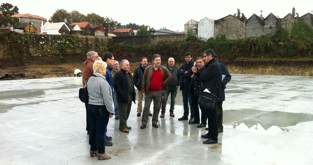 Visita de Miguel Anxo Fernández Lores a las obras de la Casa de Cultura de Salcedo
