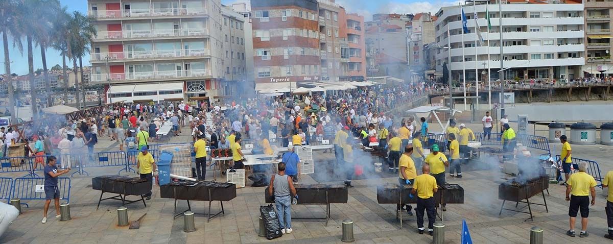 Sardiñada popular na Praza dos Barcos
