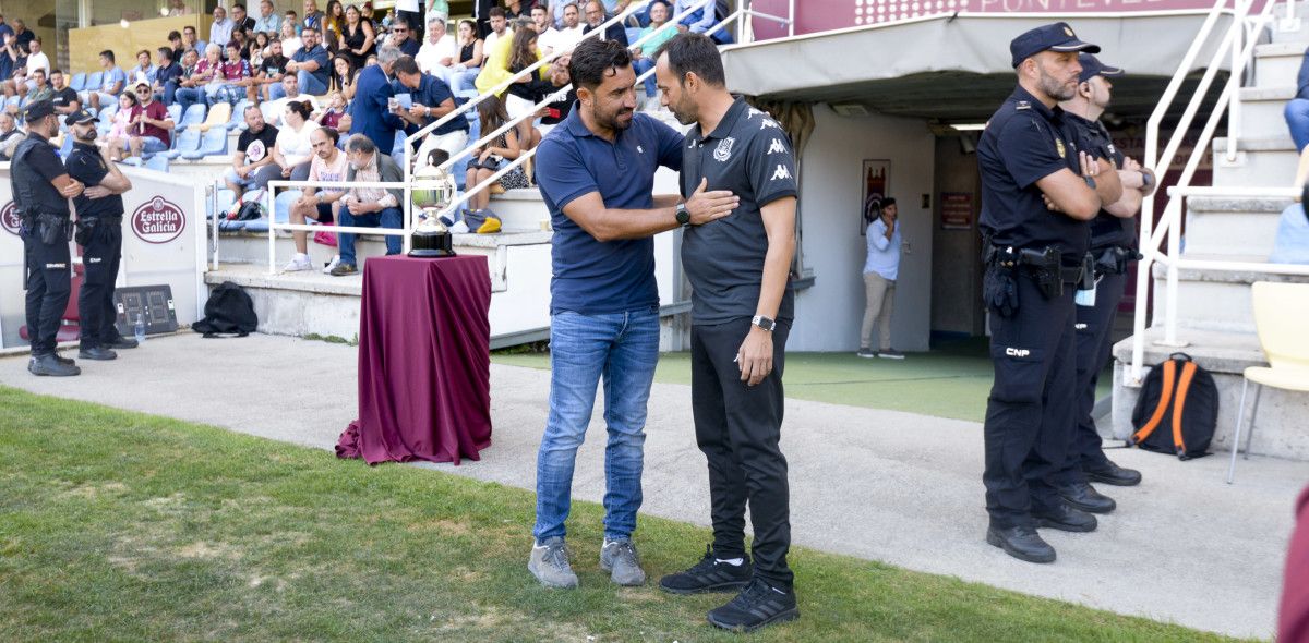 Partido de liga entre el Pontevedra y el Alcorcón en Pasarón