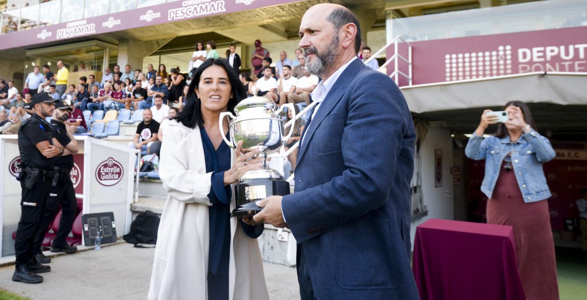 Partido de liga entre el Pontevedra y el Alcorcón en Pasarón