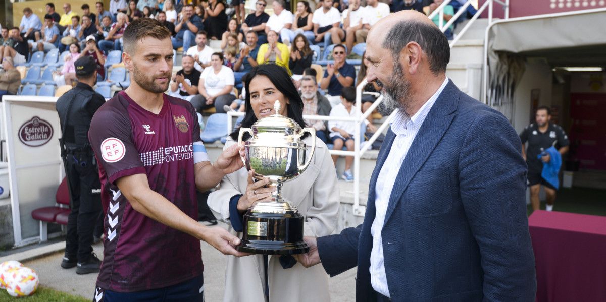 Partido de liga entre el Pontevedra y el Alcorcón en Pasarón