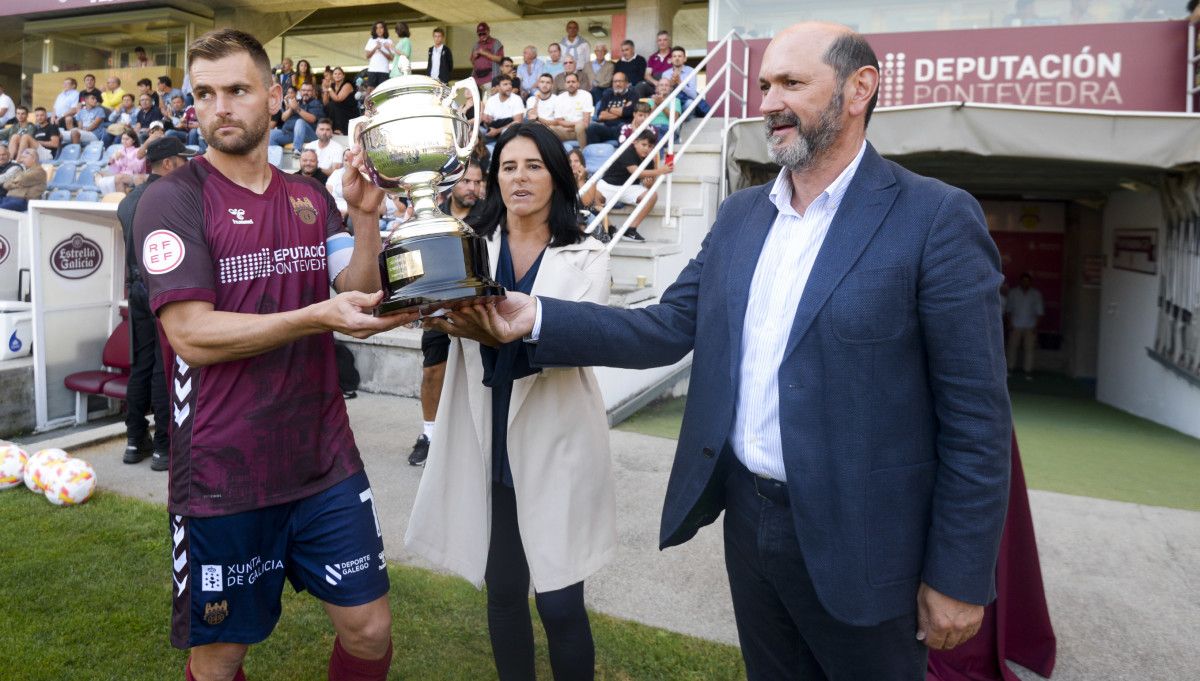 Partido de liga entre el Pontevedra y el Alcorcón en Pasarón