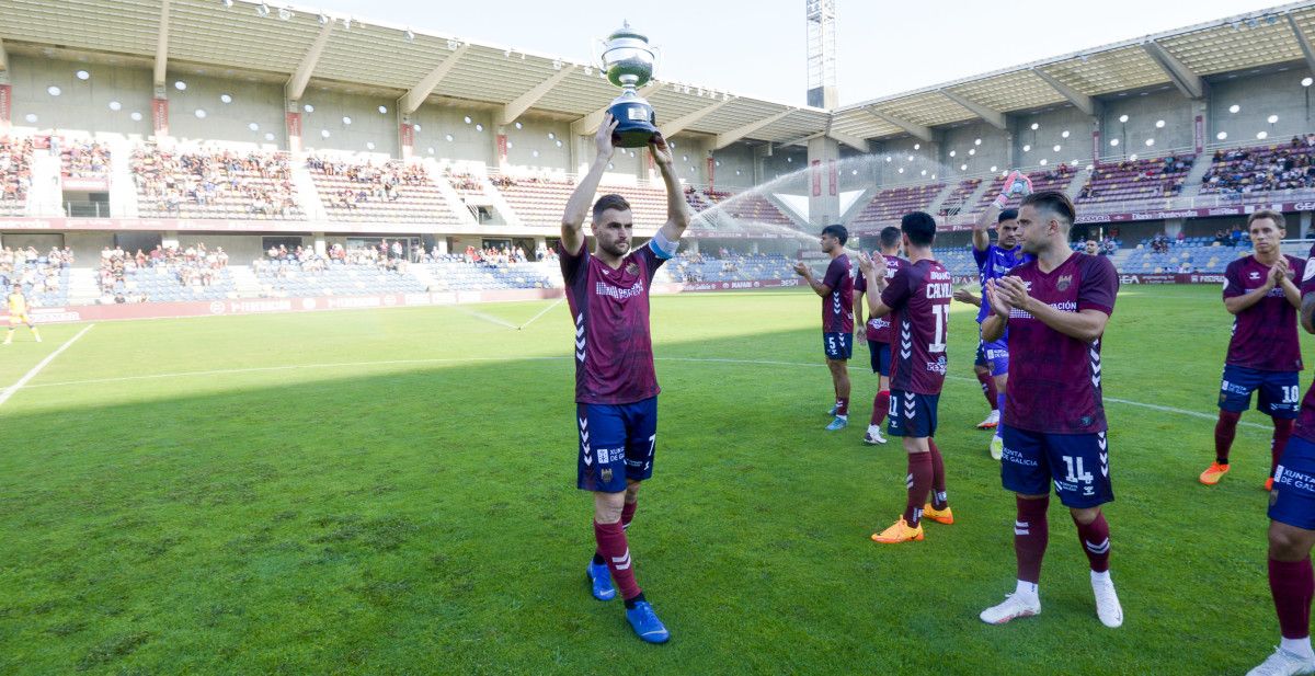 Partido de liga entre el Pontevedra y el Alcorcón en Pasarón
