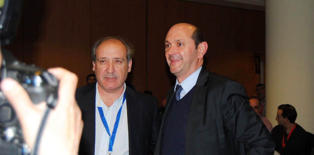 García Liñares felicita a Rafael Louzán al finalizar el recuento de la votación a la presidencia de la Fegafut