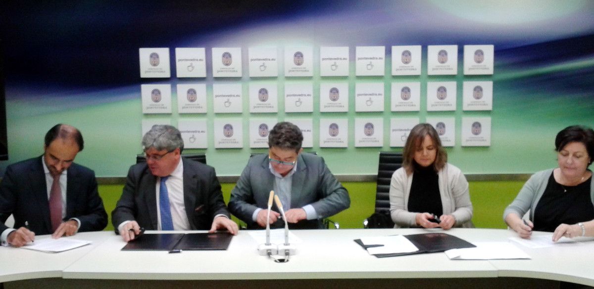 Miguel Anxo Fernández Lores asina dous contratos con representantes das entidades BBVA e Caixabank