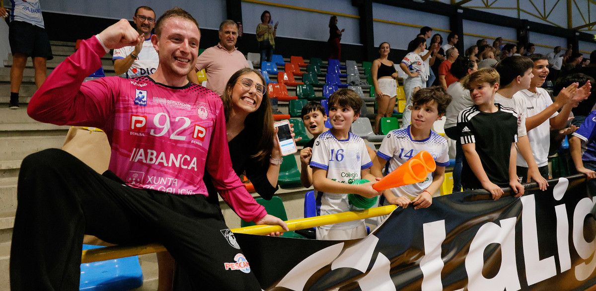 Franzini festeja el triunfo del Club Cisne Balonmano frente al Benidorm en el Príncipe Felipe