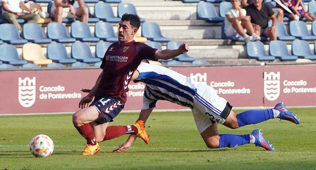 Jugada del penalti sobre Oier Calvillo en el partido de Primera RFEF entre Pontevedra CF y Talavera en Pasarón