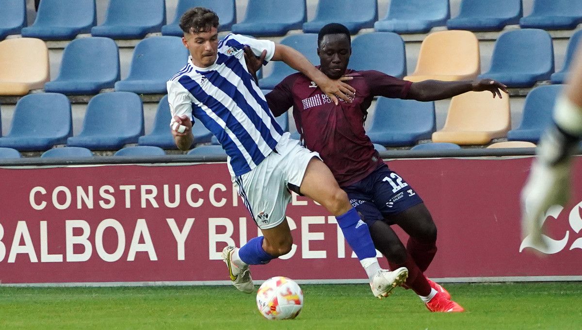 Libasse Guèye, con el Pontevedra ante el Talavera en Pasarón