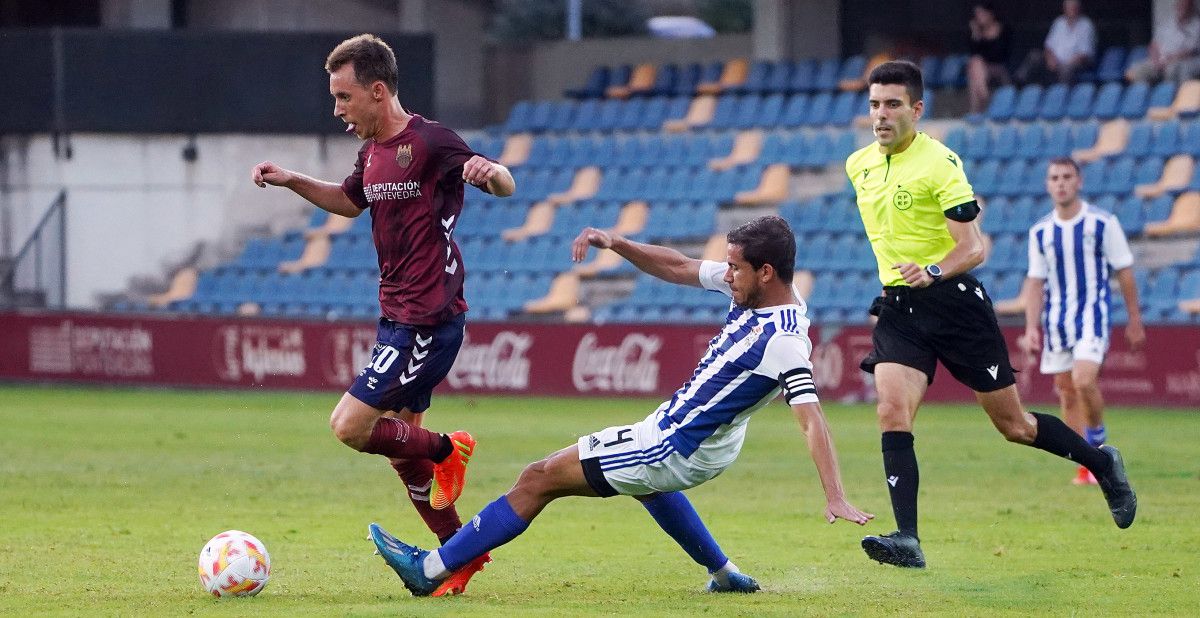 Yelko Pino, en el partido de Primera RFEF entre Pontevedra CF y Talavera en Pasarón