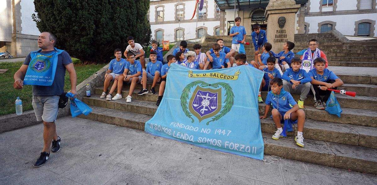Manifestantes reclaman instalacións deportivas para o Salcedo