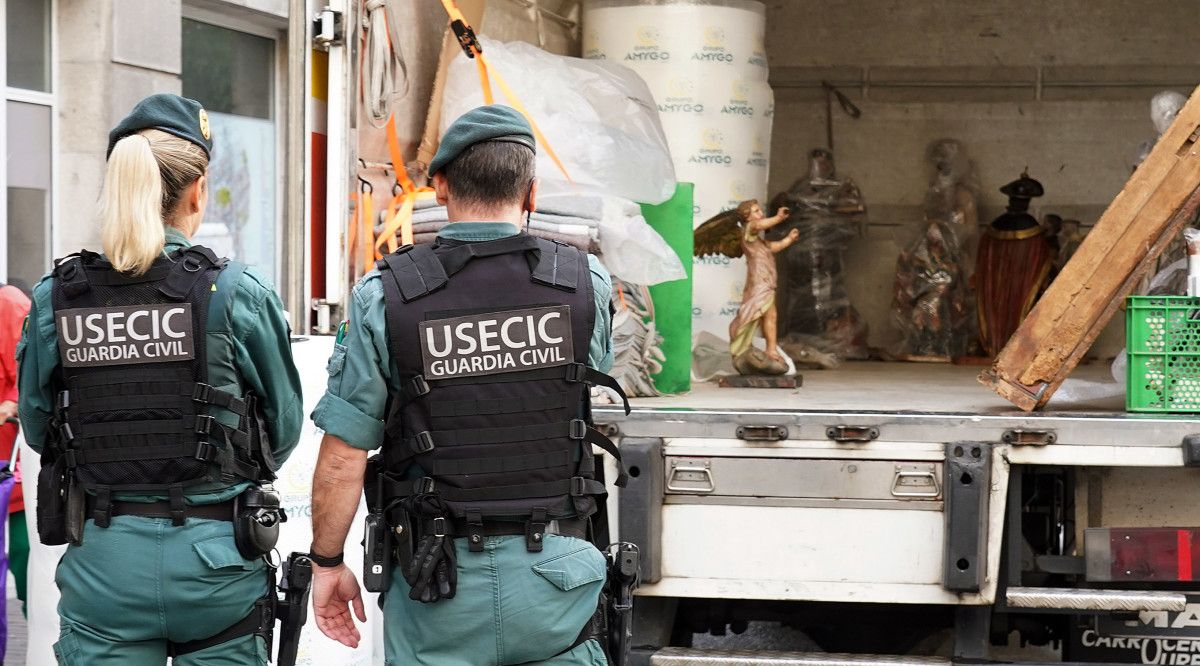 Registro de la Guardia Civil en una operación contra el tráfico de arte sacro