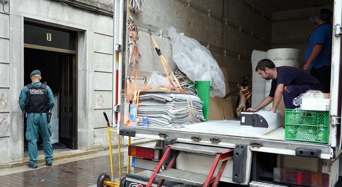 Registro de la Guardia Civil en una operación contra el tráfico de arte sacro