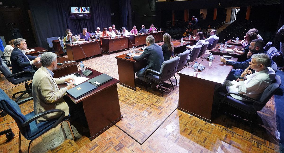 Pleno de la corporación municipal de Pontevedra en el Teatro Principal